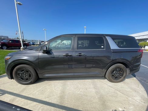Used 2025 Kia Carnival FWD image 4