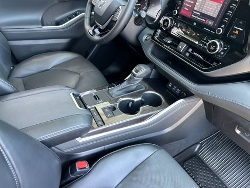 Used 2022 Toyota Highlander Limited image 17