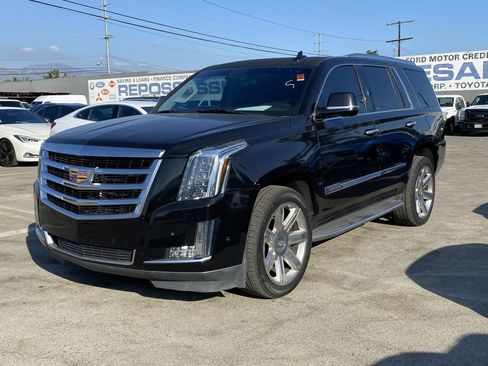 Used 2018 Cadillac Escalade Luxury image 2