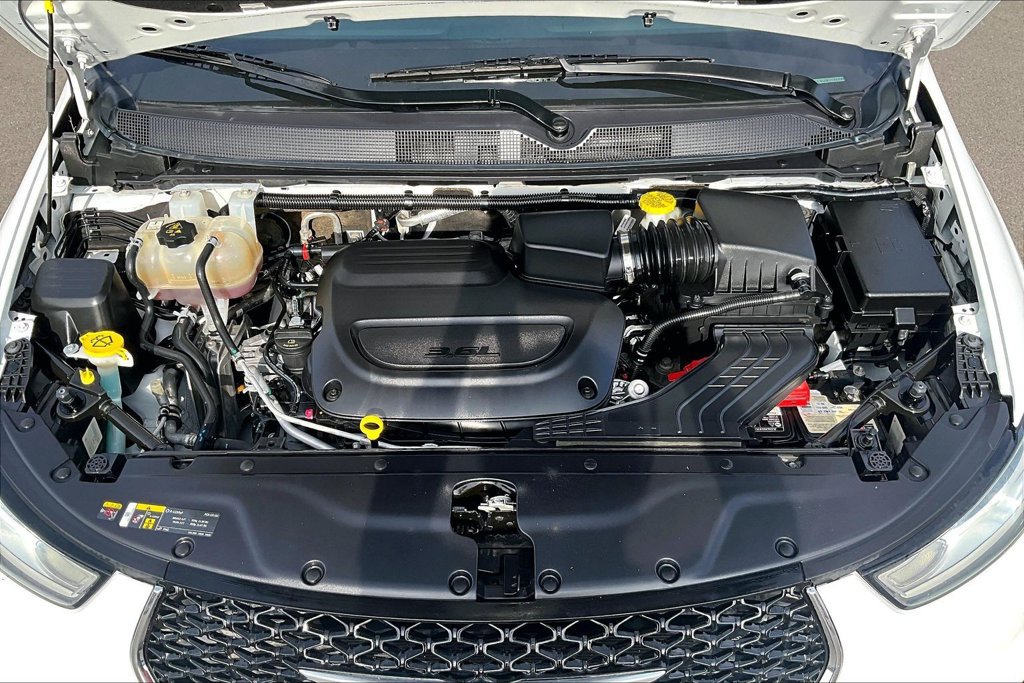 Used 2023 Chrysler Pacifica Touring-L FWD image 10