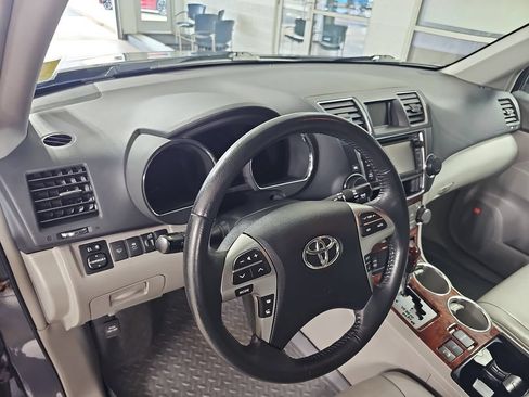 Used 2013 Toyota Highlander Limited AWD/4WD image 22