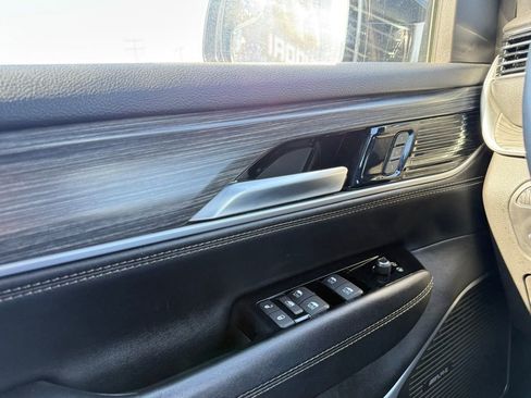 Used 2024 Jeep Wagoneer L Series II w/ Flexible Seating Group image 12