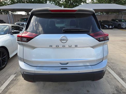 Certified 2025 Nissan Rogue SV FWD image 4