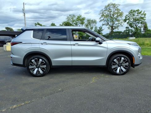 Used 2025 Mitsubishi Outlander SE AWD/4WD image 2