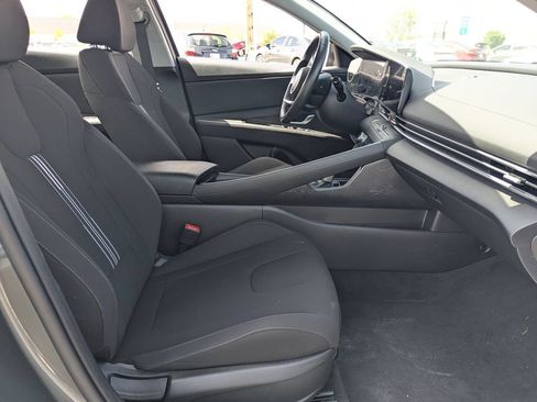 Used 2025 Hyundai Elantra SEL FWD image 33