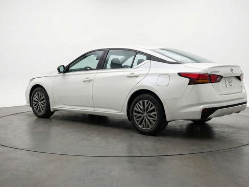 Used 2025 Nissan Altima 2.5 SV FWD image 6