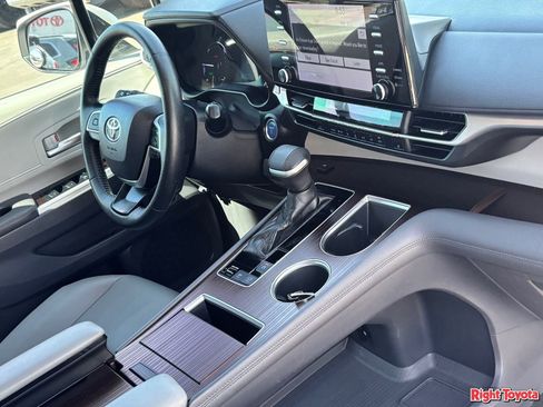 Certified 2021 Toyota Sienna XLE FWD image 12
