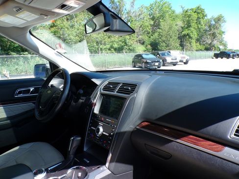 Used 2018 Ford Explorer Platinum AWD/4WD image 11