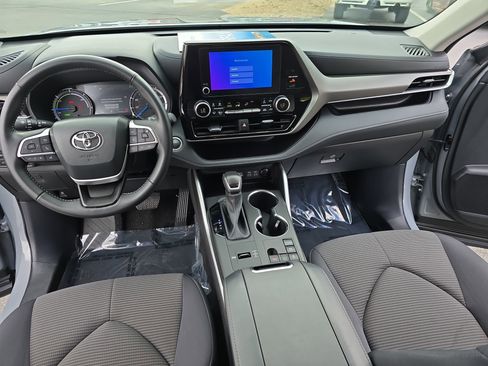 Used 2024 Toyota Highlander LE FWD image 22