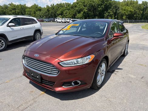 Used 2016 Ford Fusion SE w/ Equipment Group 202A FWD image 2