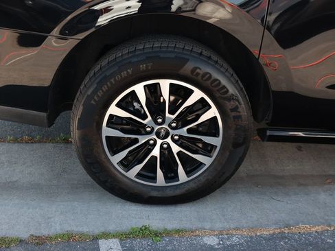 Used 2025 Ford Expedition Max Platinum AWD/4WD image 9