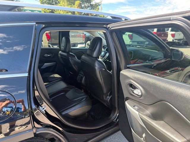 Used 2018 Jeep Cherokee Latitude Plus w/ Cold Weather Group AWD/4WD image 37