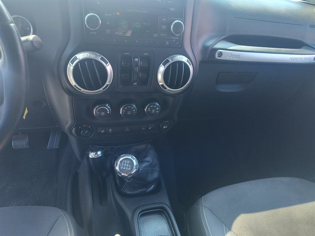 Used 2017 Jeep Wrangler Unlimited Sahara w/ Max Tow Package AWD/4WD image 14