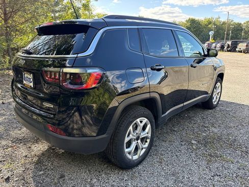 Used 2025 Jeep Compass Latitude w/ Sun & Sound Group AWD/4WD image 7