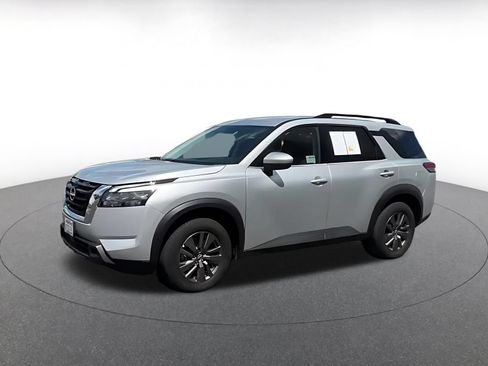 Used 2025 Nissan Pathfinder SV FWD image 8