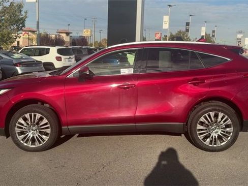 Used 2022 Toyota Venza XLE image 4