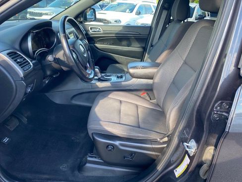 Used 2019 Jeep Grand Cherokee Laredo AWD/4WD image 9