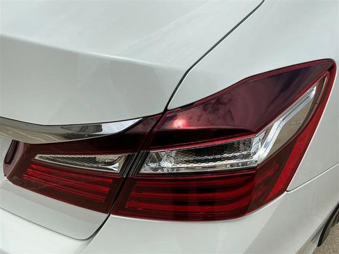 Used 2017 Honda Accord EX-L image 19
