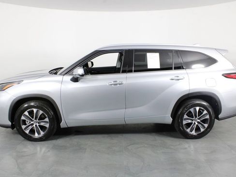 Used 2022 Toyota Highlander XLE image 11