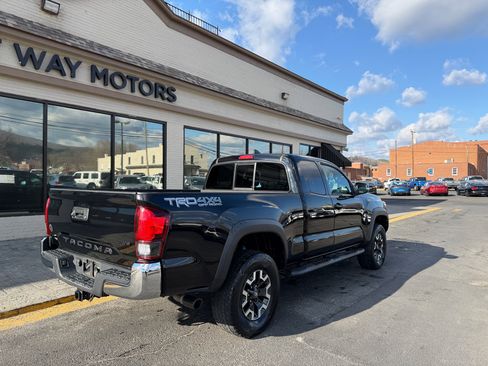Used 2019 Toyota Tacoma TRD Off-Road image 3