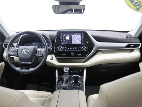 Used 2020 Toyota Highlander XLE AWD/4WD image 26