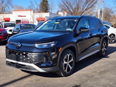 Certified 2025 Volkswagen Tiguan SE w/ Panoramic Sunroof Package image 2