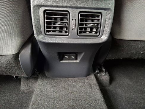 Used 2022 Toyota Venza LE image 11