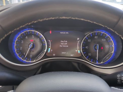 Used 2023 Chrysler Pacifica Touring-L image 29