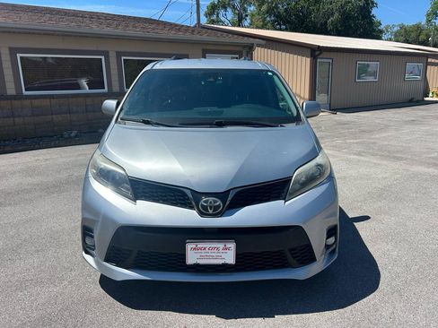Used 2018 Toyota Sienna SE FWD image 2