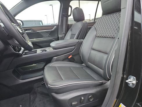 Used 2024 GMC Acadia Denali image 18