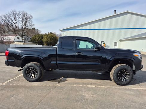 Used 2022 Toyota Tacoma SR image 4
