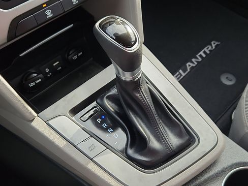 Used 2018 Hyundai Elantra SE image 17