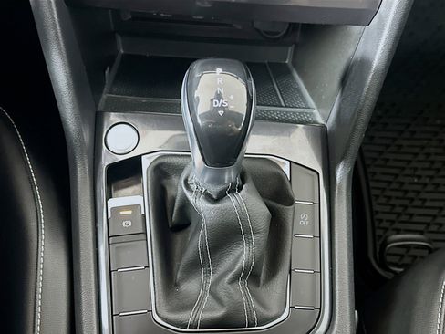 Used 2022 Volkswagen Tiguan SE w/ Panoramic Sunroof Package image 24