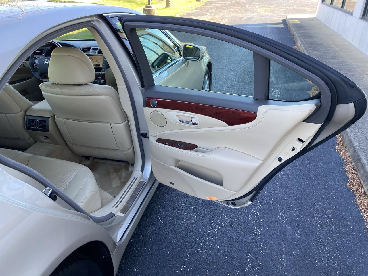 Used 2011 Lexus LS 460 AWD w/ Luxury Value Edition image 19