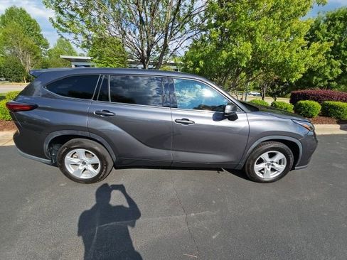 Used 2021 Toyota Highlander L image 10