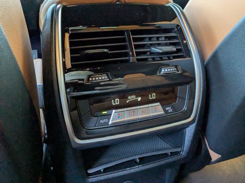 Used 2022 BMW X6 xDrive40i w/ M Sport Package image 16