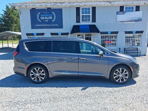 Used 2017 Chrysler Pacifica Limited w/ UConnect Theater Package FWD image 6
