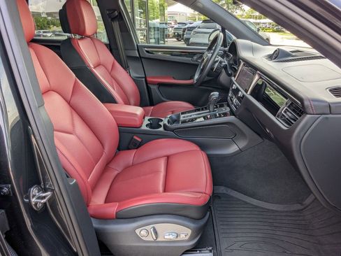 Certified 2025 Porsche Macan image 24