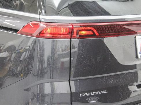 Used 2024 Kia Carnival LX FWD image 6