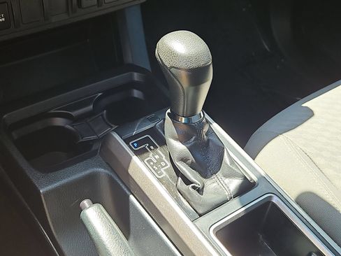 Used 2020 Toyota Tacoma SR5 RWD image 17