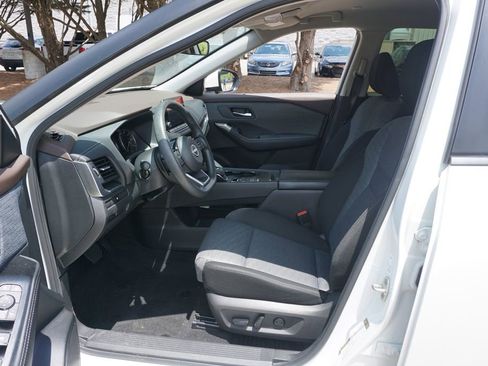 Used 2023 Nissan Rogue SV FWD image 2