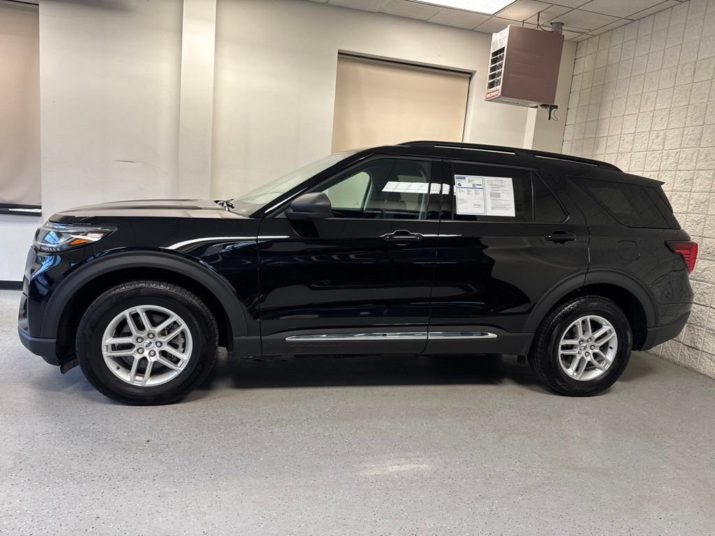 Used 2025 Ford Explorer Active AWD/4WD image 38