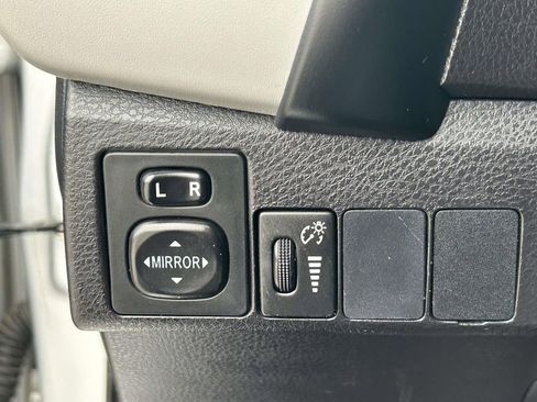 Used 2017 Toyota Corolla LE image 18