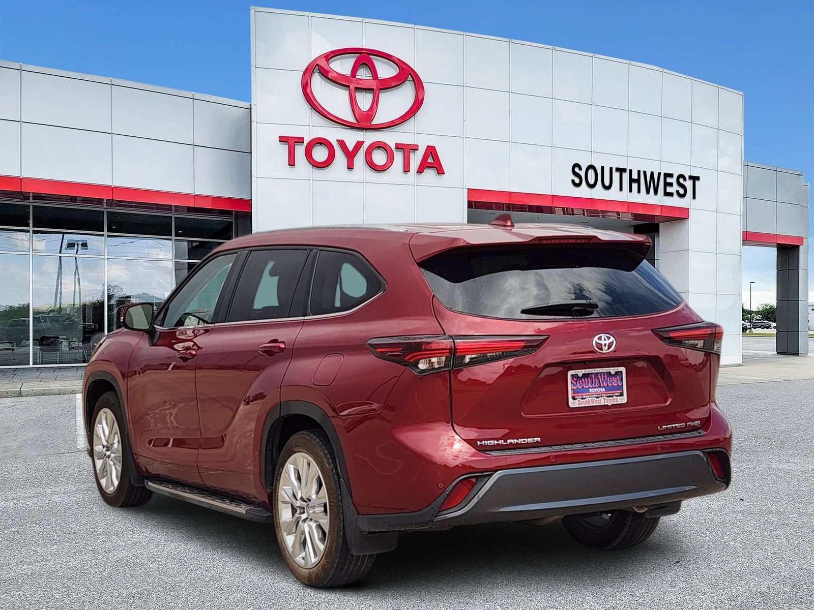 Used 2024 Toyota Highlander Limited AWD/4WD image 4