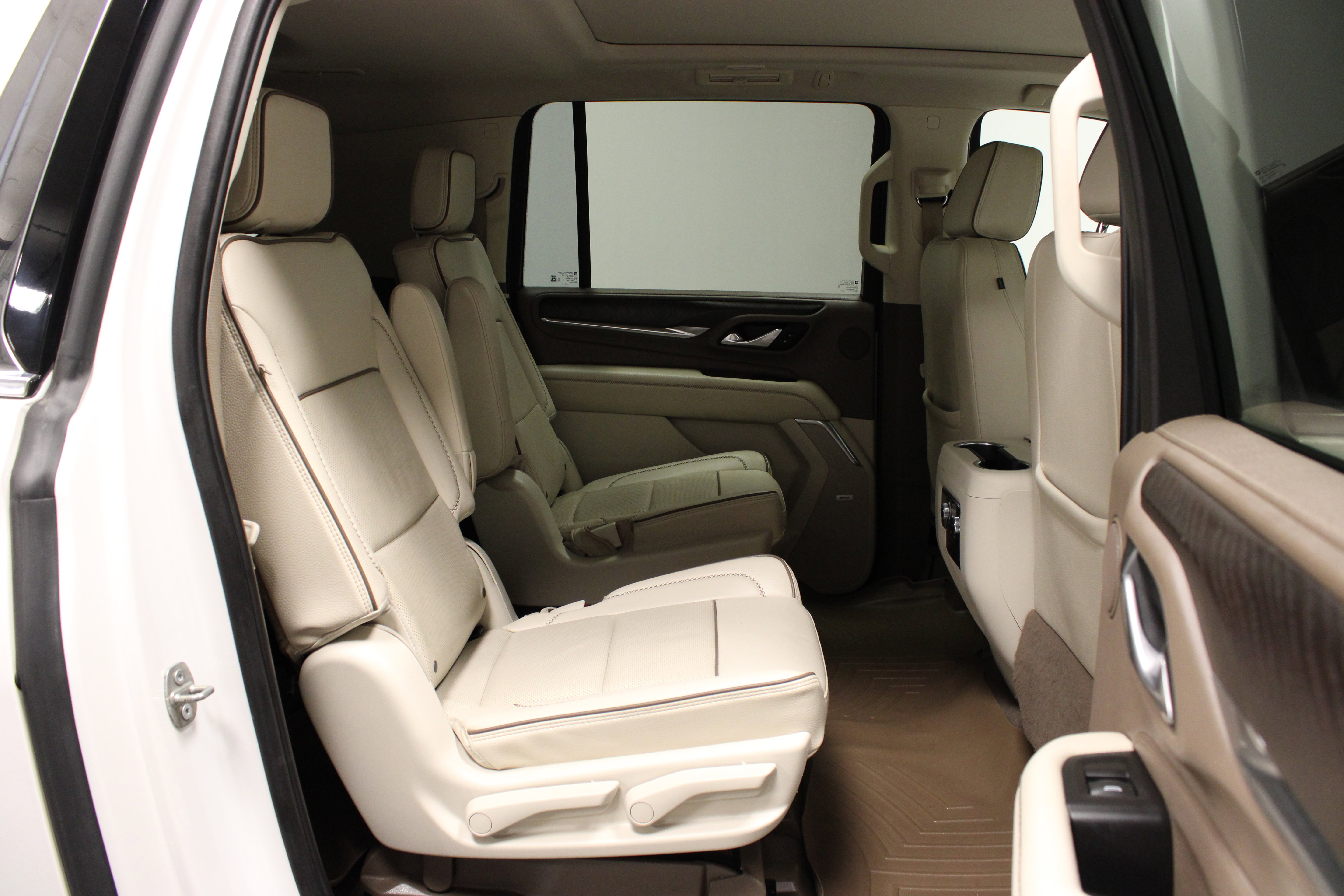 Used 2023 GMC Yukon XL Denali AWD/4WD image 16