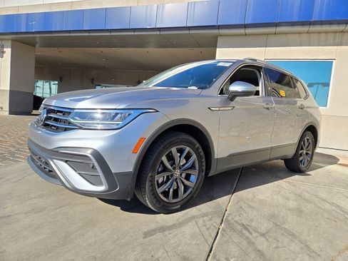 Used 2022 Volkswagen Tiguan SE image 2