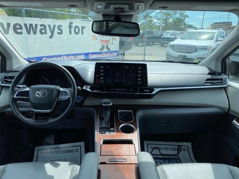 Used 2023 Toyota Sienna XLE FWD image 20
