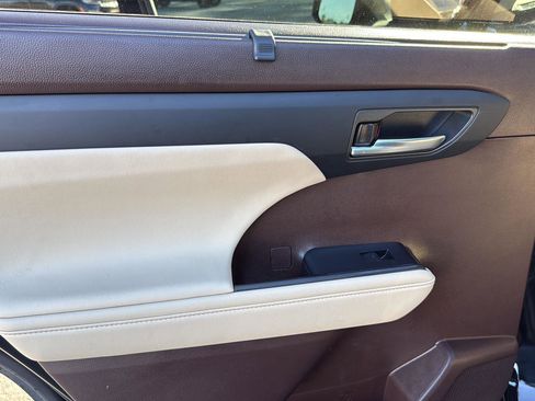 Used 2022 Toyota Highlander XLE image 25
