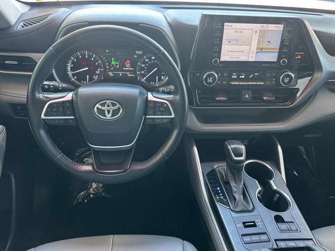 Used 2022 Toyota Highlander XLE AWD/4WD image 17