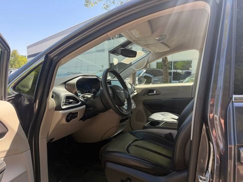 Used 2023 Chrysler Pacifica Touring-L FWD image 12